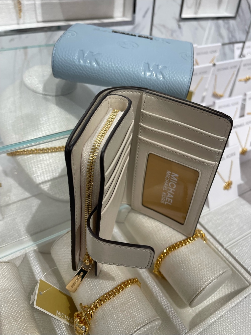 Michael Kors Jet Set Travel Med MK Logo Debossed Bifold Wallet
Light Cream
NWT - Picture 14 of 16